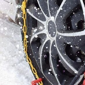 Huur je sneeuwkettingen voor een weekje wintersport.